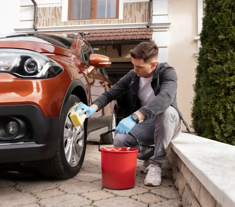 Lavage auto à domicile Pradiers : professionnel intervenant sur un véhicule